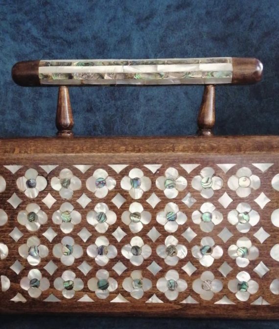 حقيبة أنيقة من عرق اللؤلؤ