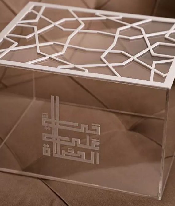 صندوق هدايا أكريليك بتصميم هندسي أنيق