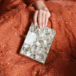 حقائب مصنوعة يدويًا حسب الطلب: مزيج من الخشب وأناقة عرق اللؤلؤ